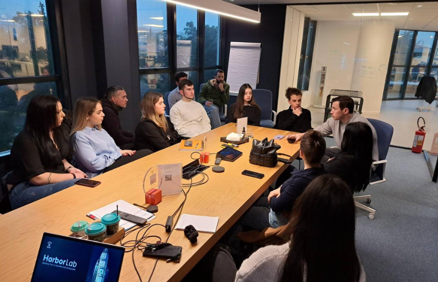 Ομάδα φοιτητών της Σχολής Ναυτιλιακών Σπουδών, επισκέφθηκαν την ελληνική νεοφυή επιχείρηση Harbor Lab η οποία διαθέτει ένα «έξυπνο» λογισμικό που συμβάλλει τα μέγιστα στην αποτελεσματικότερη διαχείριση των εξόδων ενός πλοίου κατά τον ελλιμενισμό του και είναι το μόνο στον κόσμο με αυτές τις δυνατότητες.