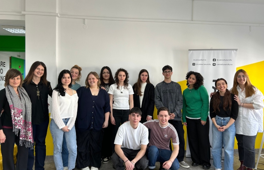 Oι φοιτητές του τμήματος Ψυχολογίας του New York College-Thessaloniki Campus, συνοδεία της Επικεφαλής του τμήματος Δρ. Μαρίας Τζιράκη, είχαν την ευκαιρία να πραγματοποιήσουν μια εκπαιδευτική επίσκεψη στην καινοτόμα δομή ψυχικής υγείας Connect Family,