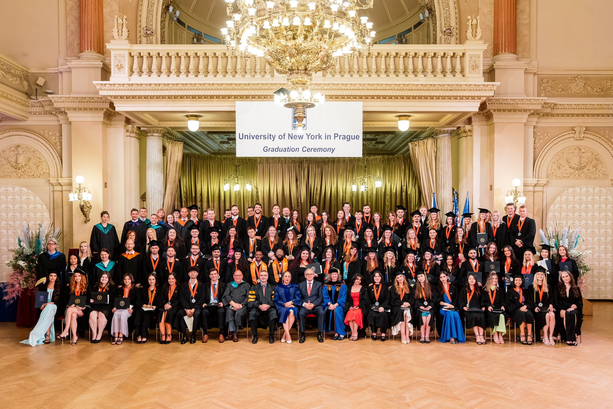 Λαμπρή τελετή αποφοίτησης του University of New York in Prague (UNYP), θυγατρικού Ιδιωτικού Πανεπιστημίου του Ομίλου New York College στο Zofin Palace, με κεντρική ομιλήτρια την Dr. Lisa Vollendorf, νέα Πρόεδρο του State University of New York- ESU, η οποία απένειμε στον Πρόεδρο και Ιδρυτή του Εκπαιδευτικού Ομίλου New York College κ. Ηλία Φούτση τιμητική πλακέτα σε αναγνώριση της μακροπρόθεσμης συνεργασίας των δυο εκπαιδευτικών φορέων (UNYP και SUNY-ESU).