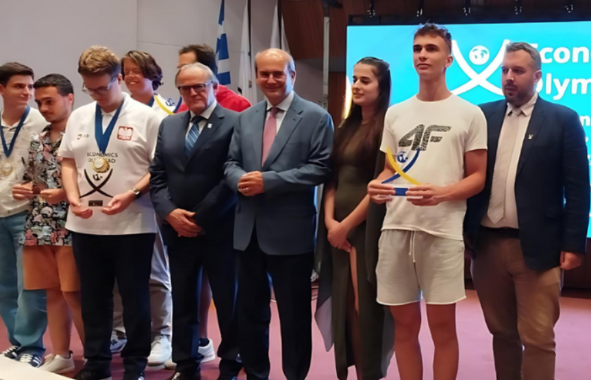 Το New York College και το University of New York in Prague στηρίζουν ξανά ως Χρυσοί Χορηγοί τη Διεθνή Οικονομική Ολυμπιάδα, προάγοντας την αριστεία και την οικονομική εκπαίδευση.